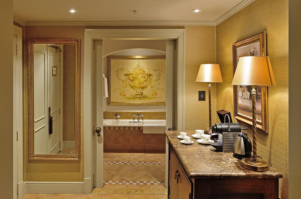 Palazzo Hotel Fourways Exterior photo A bathroom at the Four Seasons Hotel, London