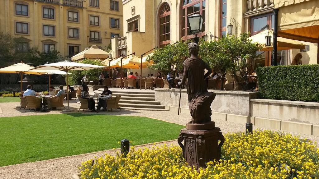 Palazzo Hotel Fourways Exterior photo The hotel's garden